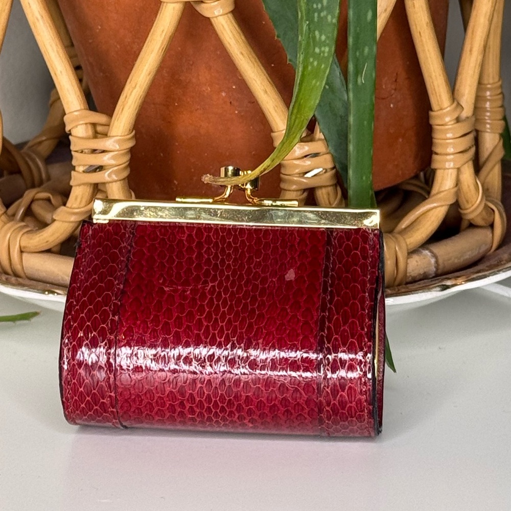 Vintage 1960s Red Snakeskin Kiss Lock Coin Purse Mini Barrel Wallet Gold Frame - Picture 3 of 9
